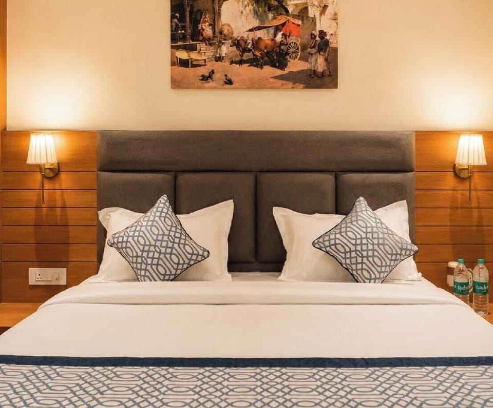 Deluxe Room, Balcony, Hill View | WiFi (free), bed sheets