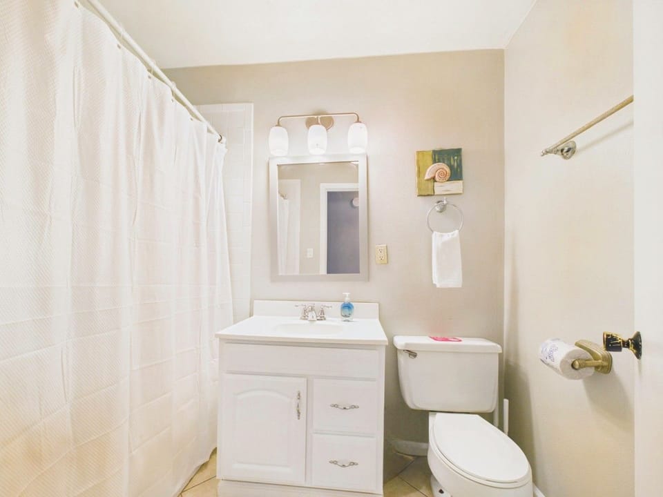 Upstairs Hall Bathroom
