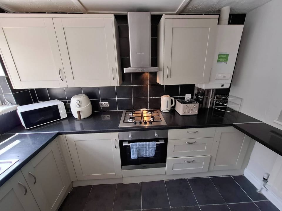 House, 4 Bedrooms | Private kitchen