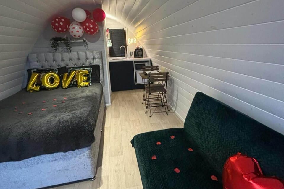 1 bedroom, bed sheets