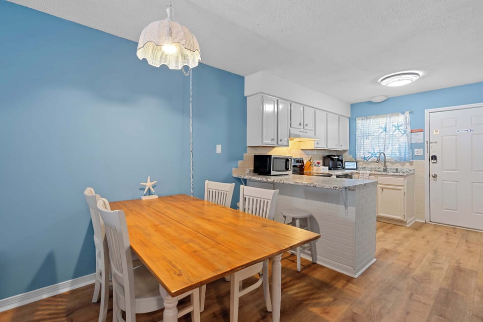 The open dining and living areas give your group comfortable space to spend time together.