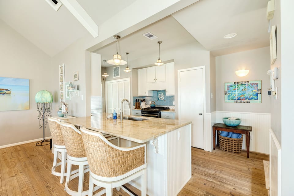Seating for 3 at the adjacent breakfast bar