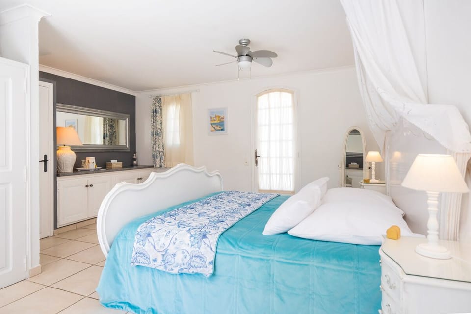 Deluxe Double Room, Ensuite | In-room safe, blackout drapes, iron/ironing board (on request)