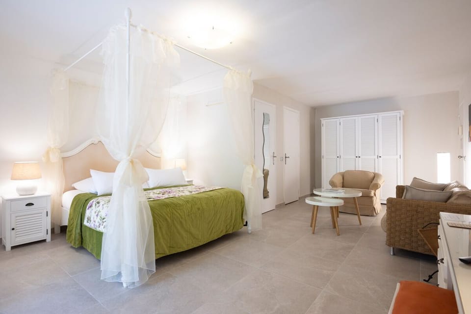 Deluxe Double Room, Ensuite | In-room safe, blackout drapes, iron/ironing board (on request)