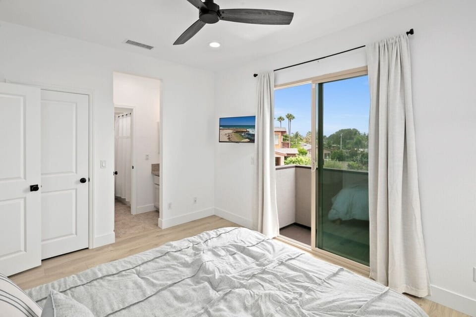 Secondary bedroom.