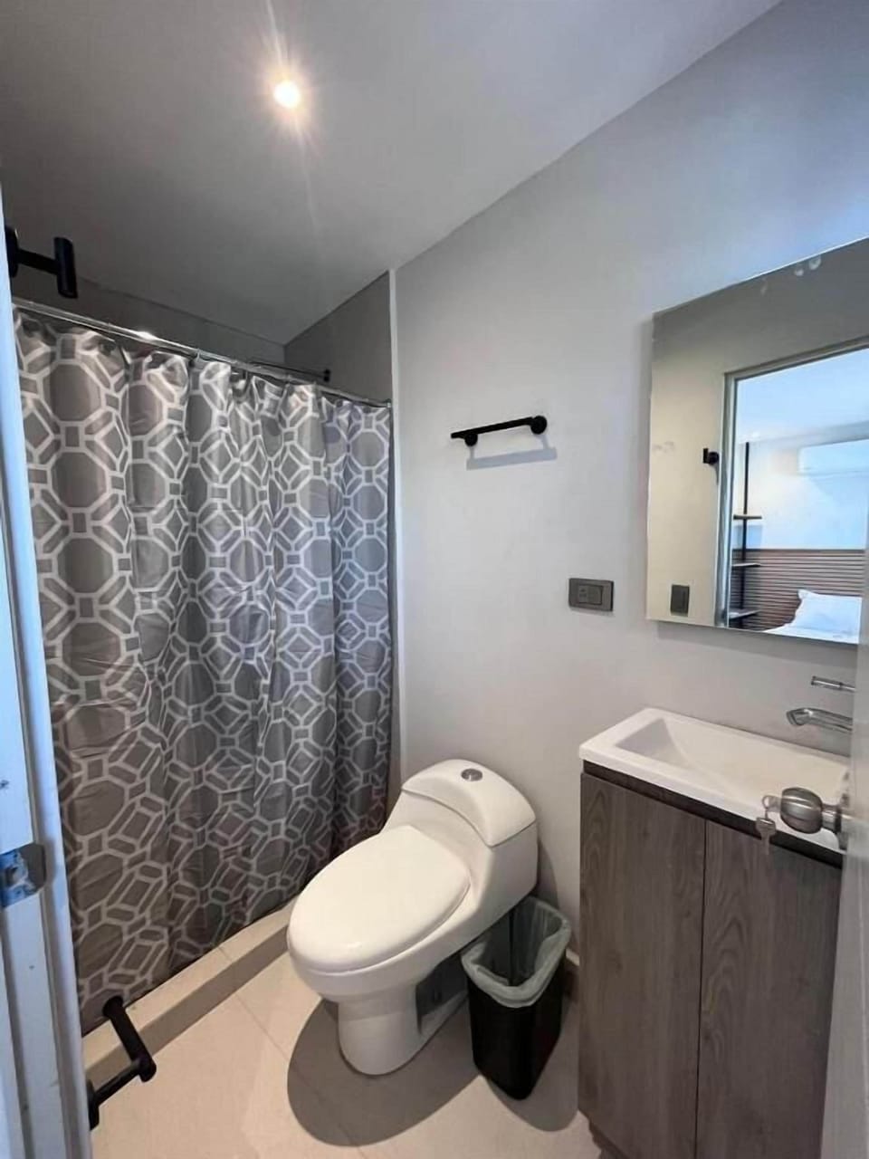 Shower, free toiletries, towels