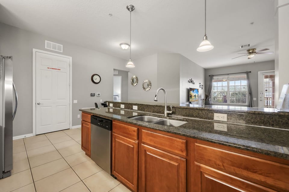 5048 Shoreway Loop Unit 401 (13).jpg