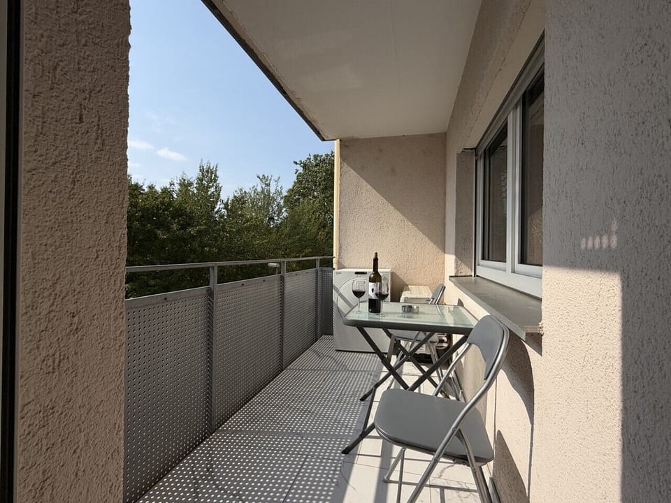 Ein Glas Wein, Abendsonne und der Blick ins Grüne.
