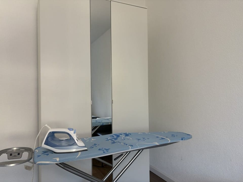 Hemd frisch fürs Meeting — Bügeleisen und Bügelbrett stehen bereit.