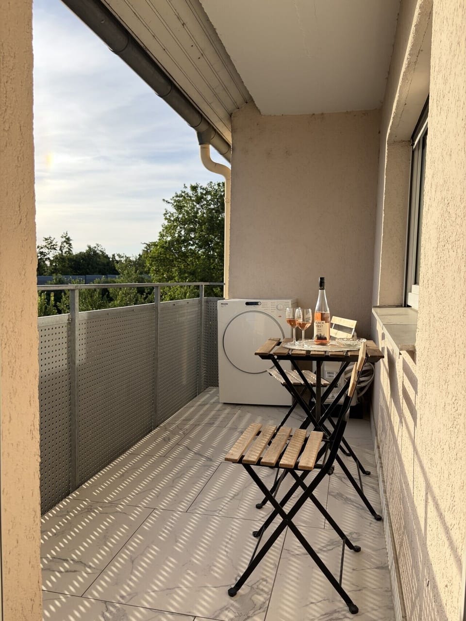 Ein Glas Wein, Abendsonne und der Blick ins Grüne.
