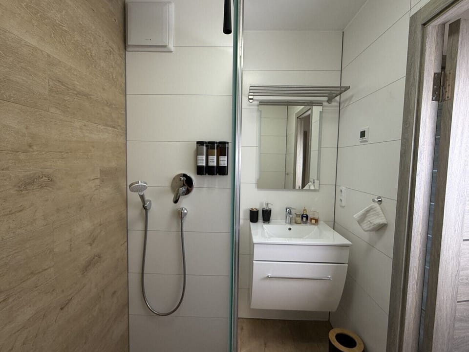 Regendusche mit Handbrause, Shampoo, Duschgel und Conditioner inklusive.