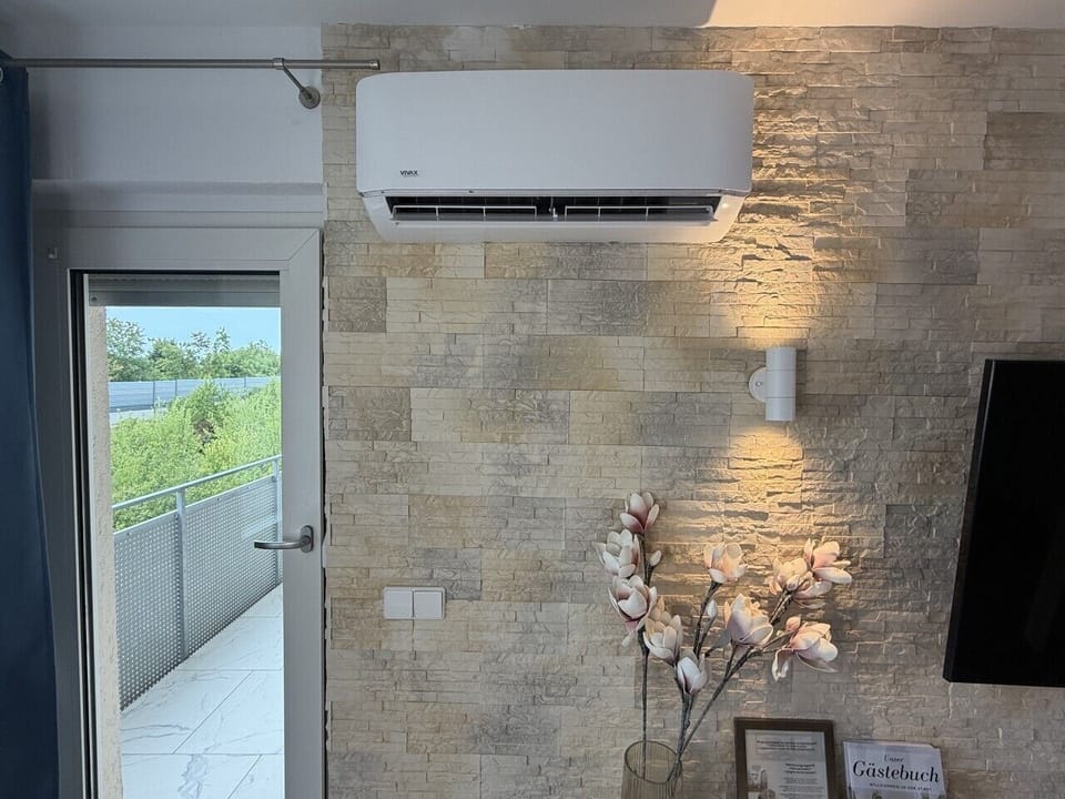 Echte Klimaanlage im Wohnzimmer — auch bei 35 Grad angenehm kühl.