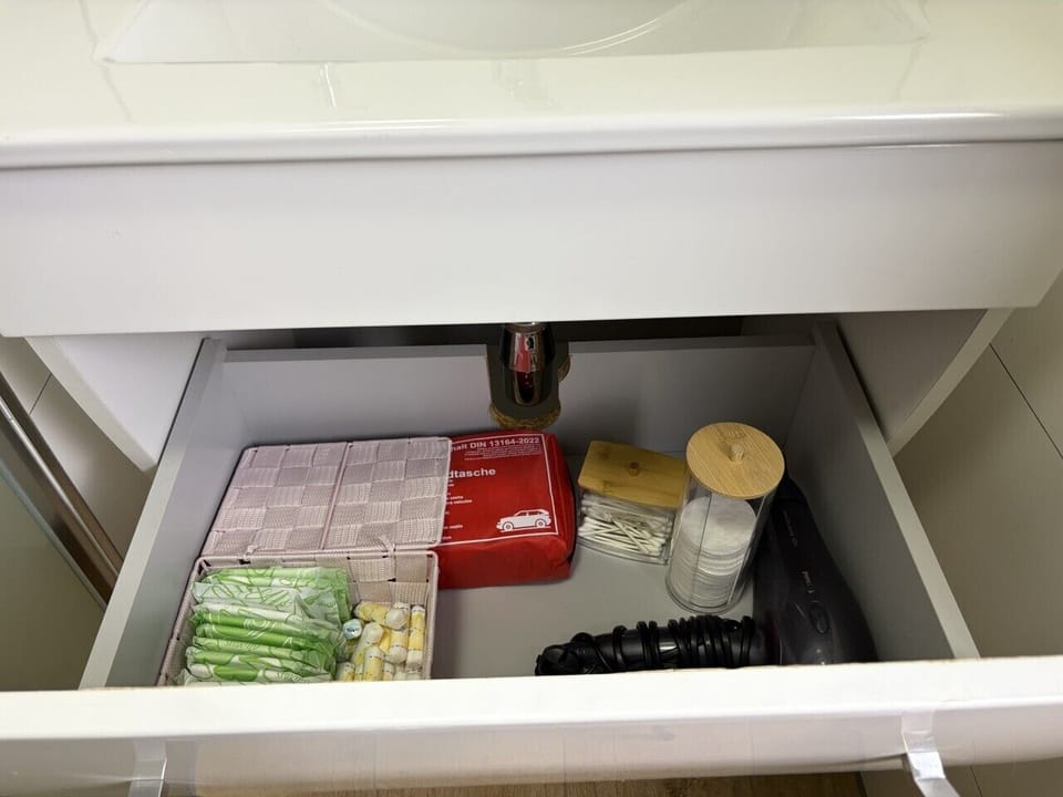 Wattestäbchen, Pads, Taschentücher und Damenhygiene — falls ihr was vergessen habt.