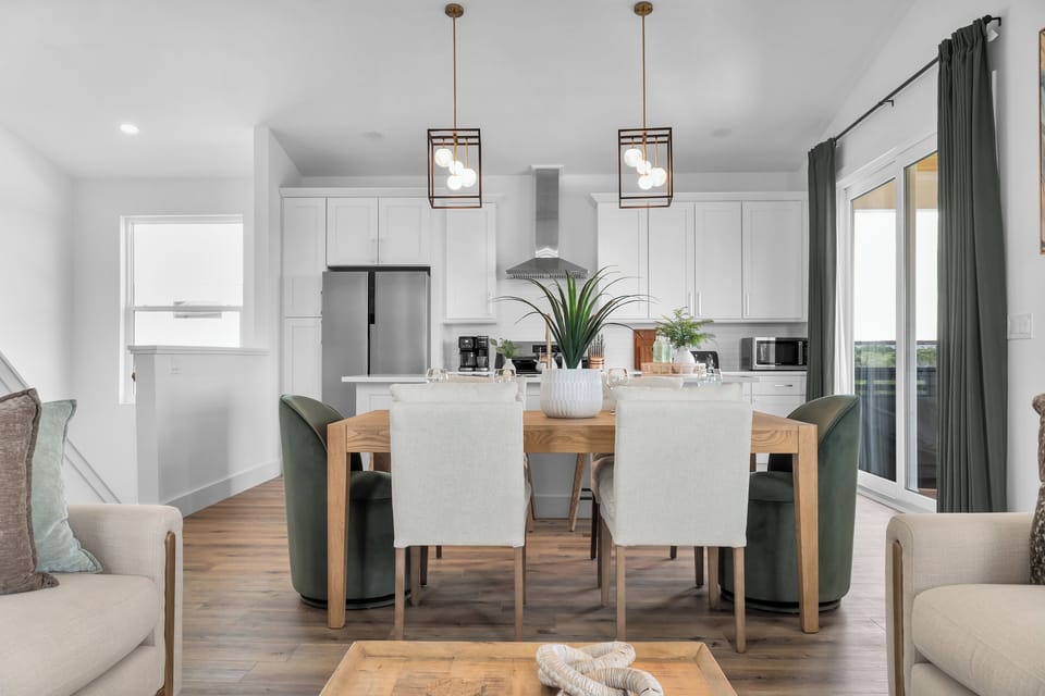 Gather around! 🥗 Ambient pendant lighting and an open flow to the kitchen make this dining space perfect for hosting group dinners.