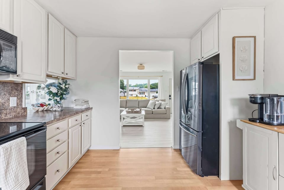 Chef’s Dream Kitchen – Fully stocked with high-end appliances and plenty of cabinetry, making cooking a breeze.