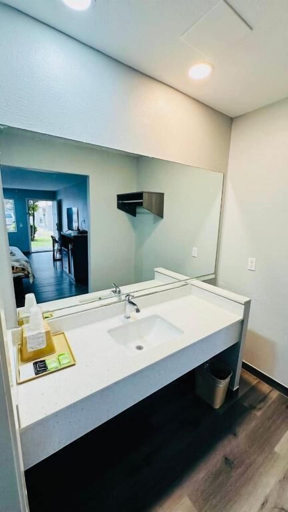 Deluxe Double Room | Bathroom | Bathtub, towels, soap, shampoo