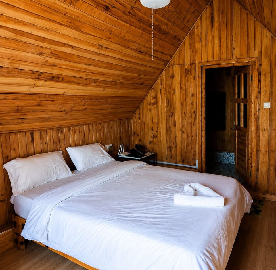 Comfort Cabin, Garden View | Desk, laptop workspace, WiFi (free)