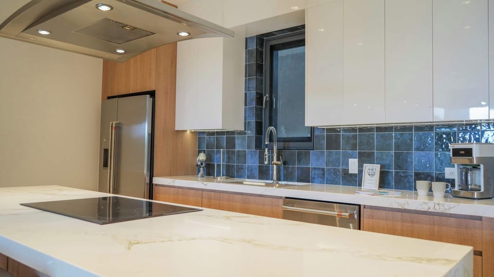 Blue-tiled kitchen with a spacious cooking island