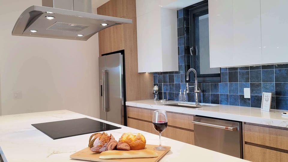 Prepare breakfast, dinner, or drinks in this well-equipped kitchen