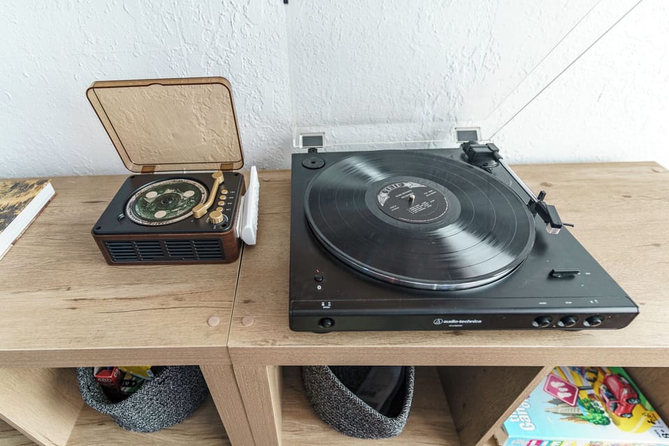 Choose your desert soundtrack with the record player, vinyl collection and CD player.