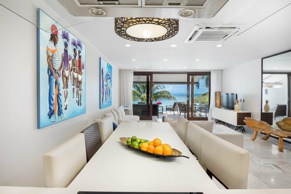 Share memorable meals in an open-plan space facing the sea.