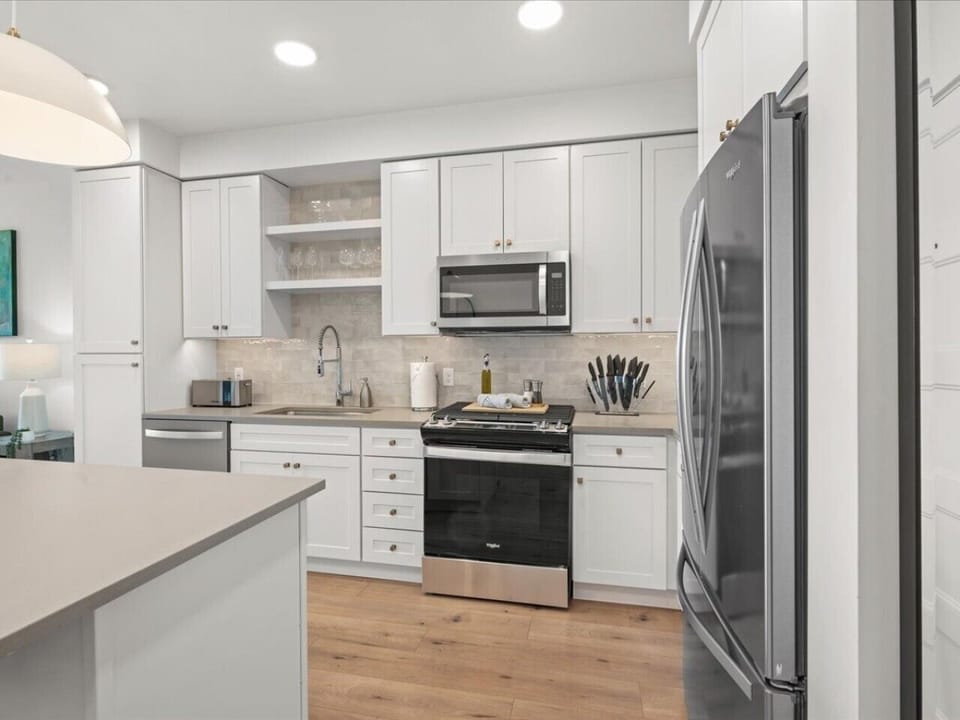 Fully stocked kitchen with all that you need. Pots, pans, bakeware, salt +pepper, and olive oil!!
