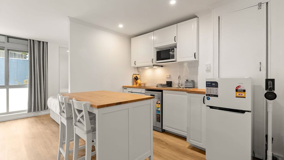 Fully equipped kitchen with breakfast bar for easy meals.