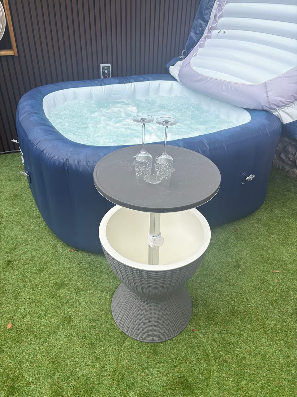 HOT TUB