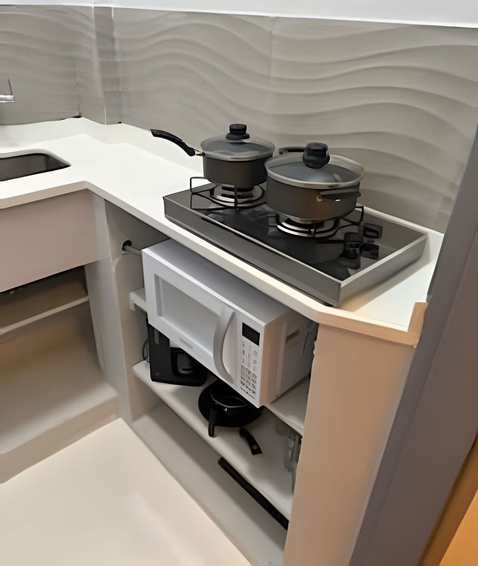 Comfort Apartment | Private kitchen | Microwave, stovetop, cookware/dishes/utensils