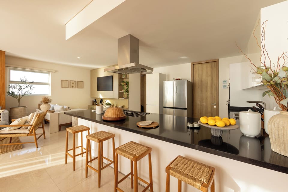 Deluxe Penthouse, 3 Bedrooms, Sea View | Private kitchen | Fridge, microwave, oven, stovetop