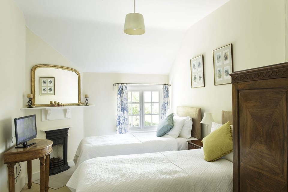 Standard Double or Twin Room (Dartmouth) | Individually decorated, individually furnished, desk, laptop workspace