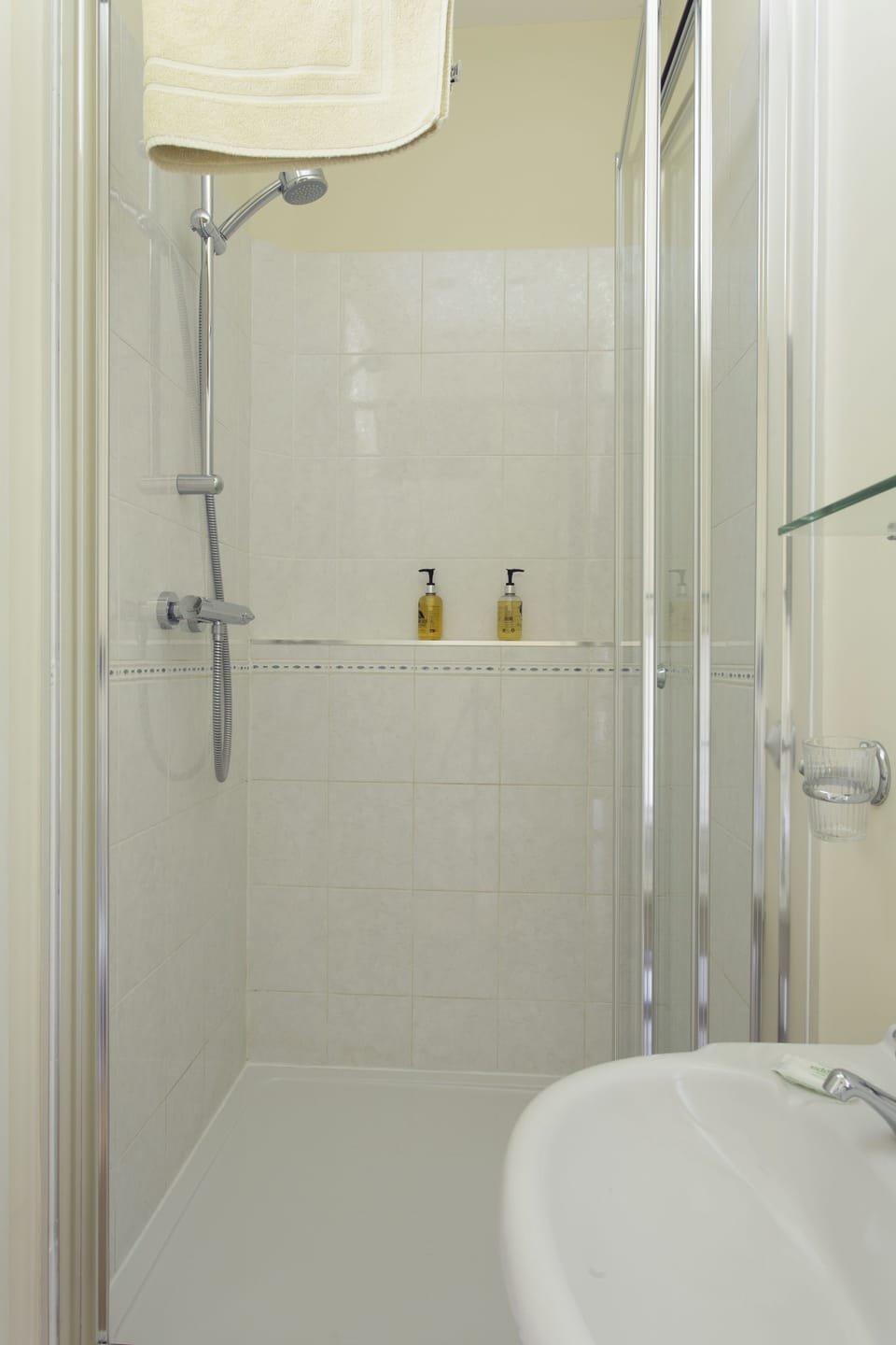 Standard Double Room (Carrington) | Bathroom | Shower, free toiletries, hair dryer, towels