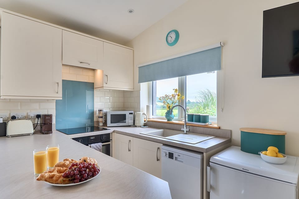 Ashclose Lodge Annexe: The kitchen with electric oven and hob plus a microwave and coffee machine