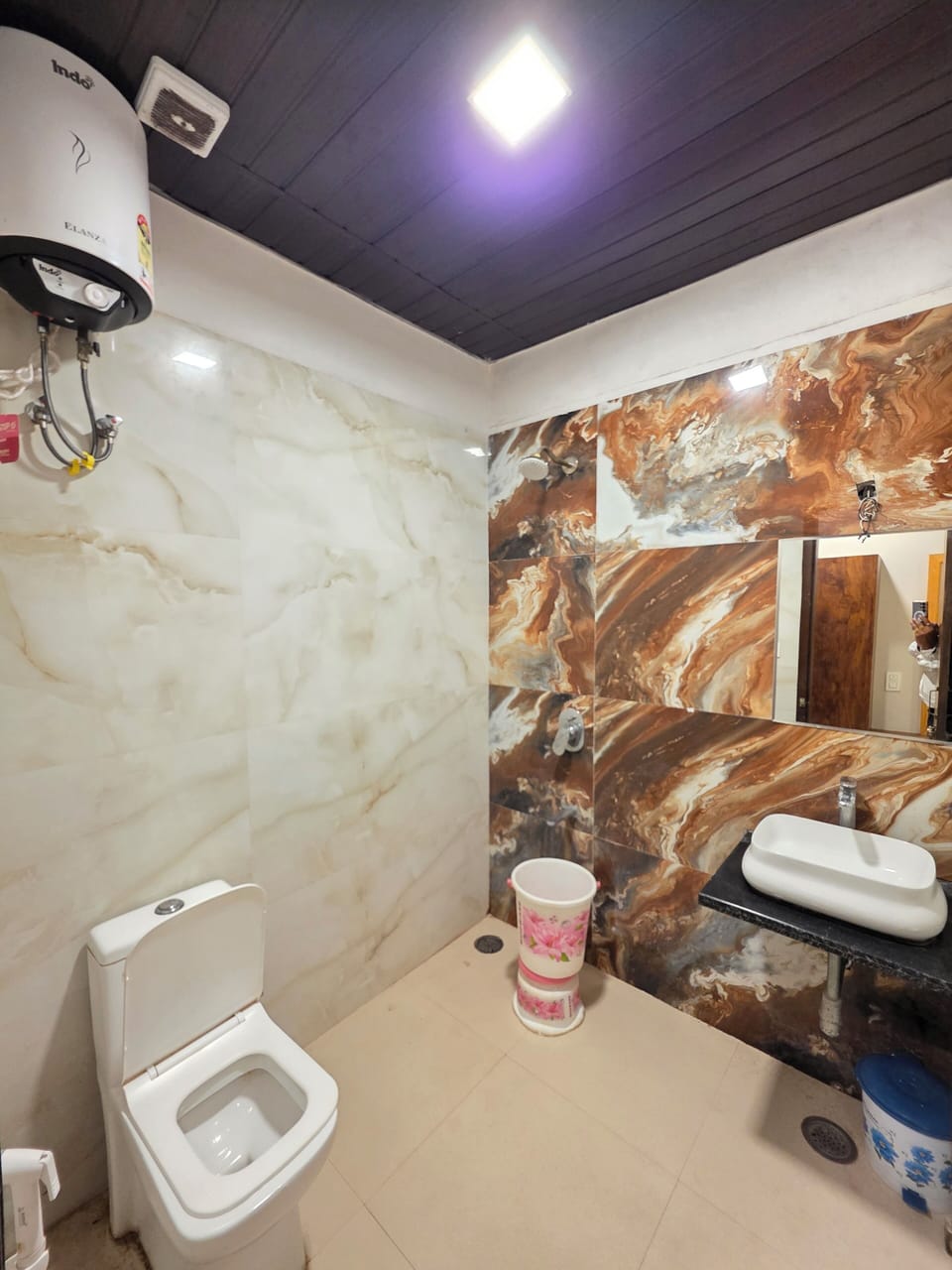Superior Room | Bathroom | Free toiletries, towels, soap, shampoo