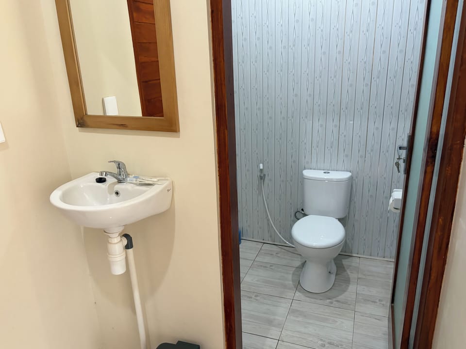 Deluxe Room, Garden View | Bathroom