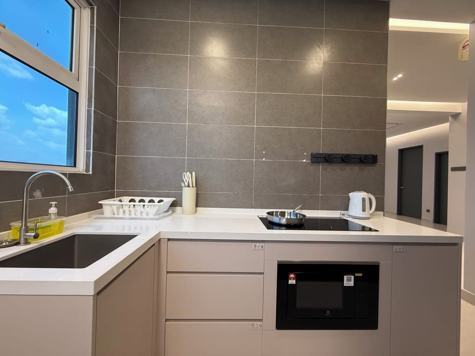 Apartment, 3 Bedrooms, Non Smoking, City View | Private kitchen