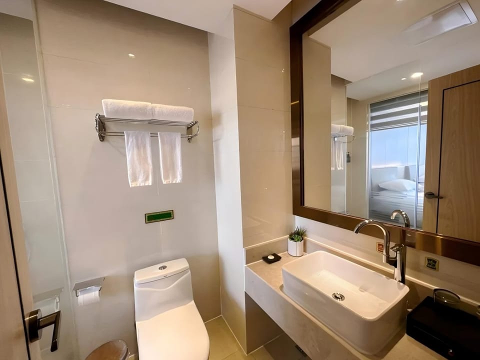 Classic Twin Room | Bathroom | Shower, free toiletries, hair dryer, towels