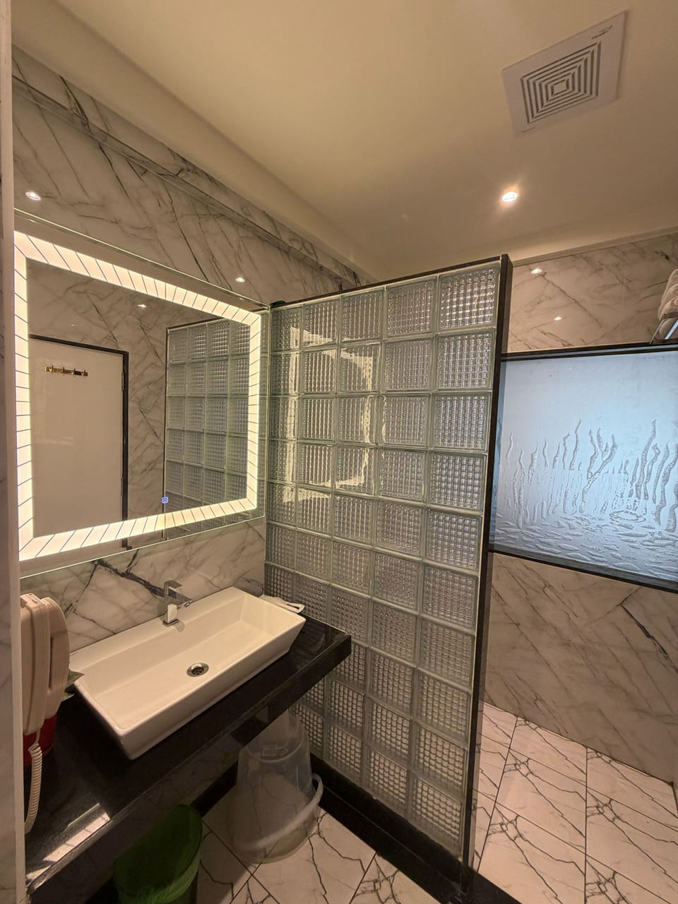 Suite | Bathroom | Shower, free toiletries, hair dryer, towels