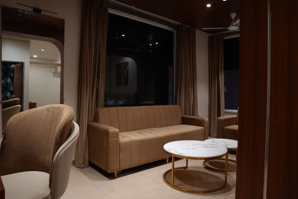 Family Room | Living area | 43-inch flat-screen TV with cable channels