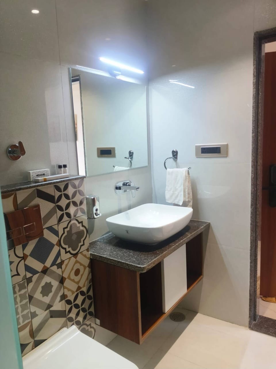 Family Room | Bathroom | Shower, towels, soap