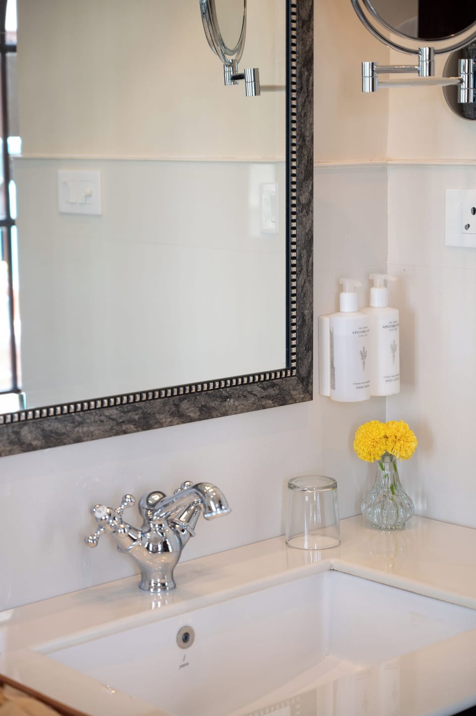 Superior Room | Bathroom | Shower, free toiletries, hair dryer, slippers