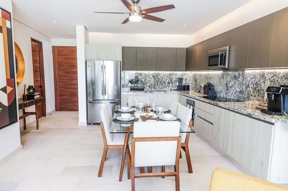 Cocina completa con comedor para 6 personas, cuenta con elementos básicos de cocina para hacer tu estancia lo mejor 