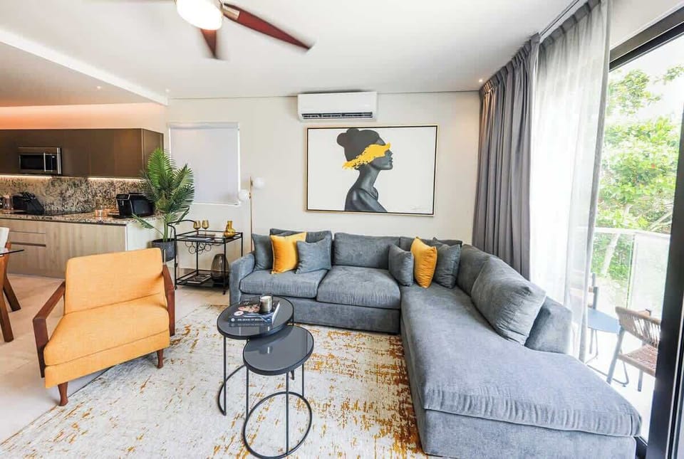 Sala de estar con vistas desde el balcón 