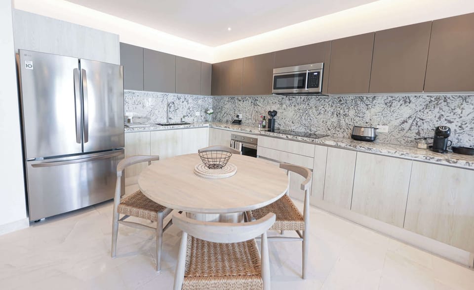 Fully equipped kitchen with table for 3