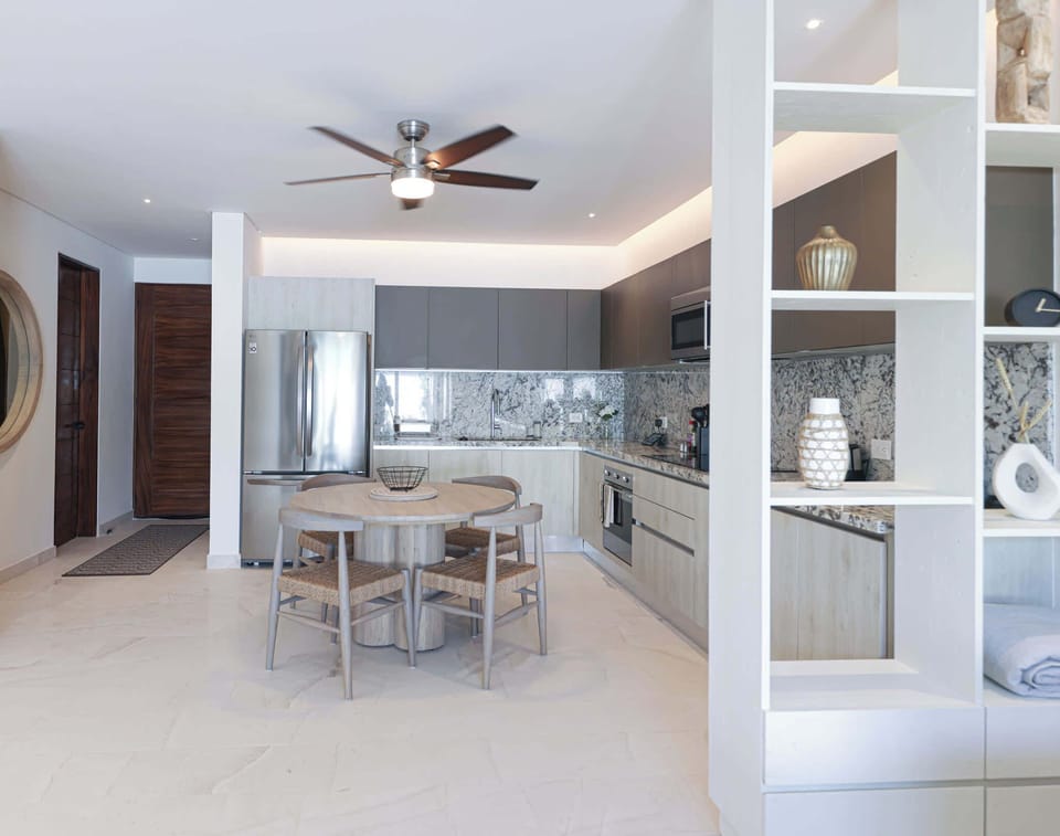 Dining area and fully equipped kitchen