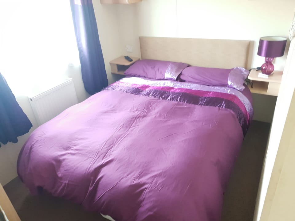 4 bedrooms, iron/ironing board, WiFi (free), bed sheets