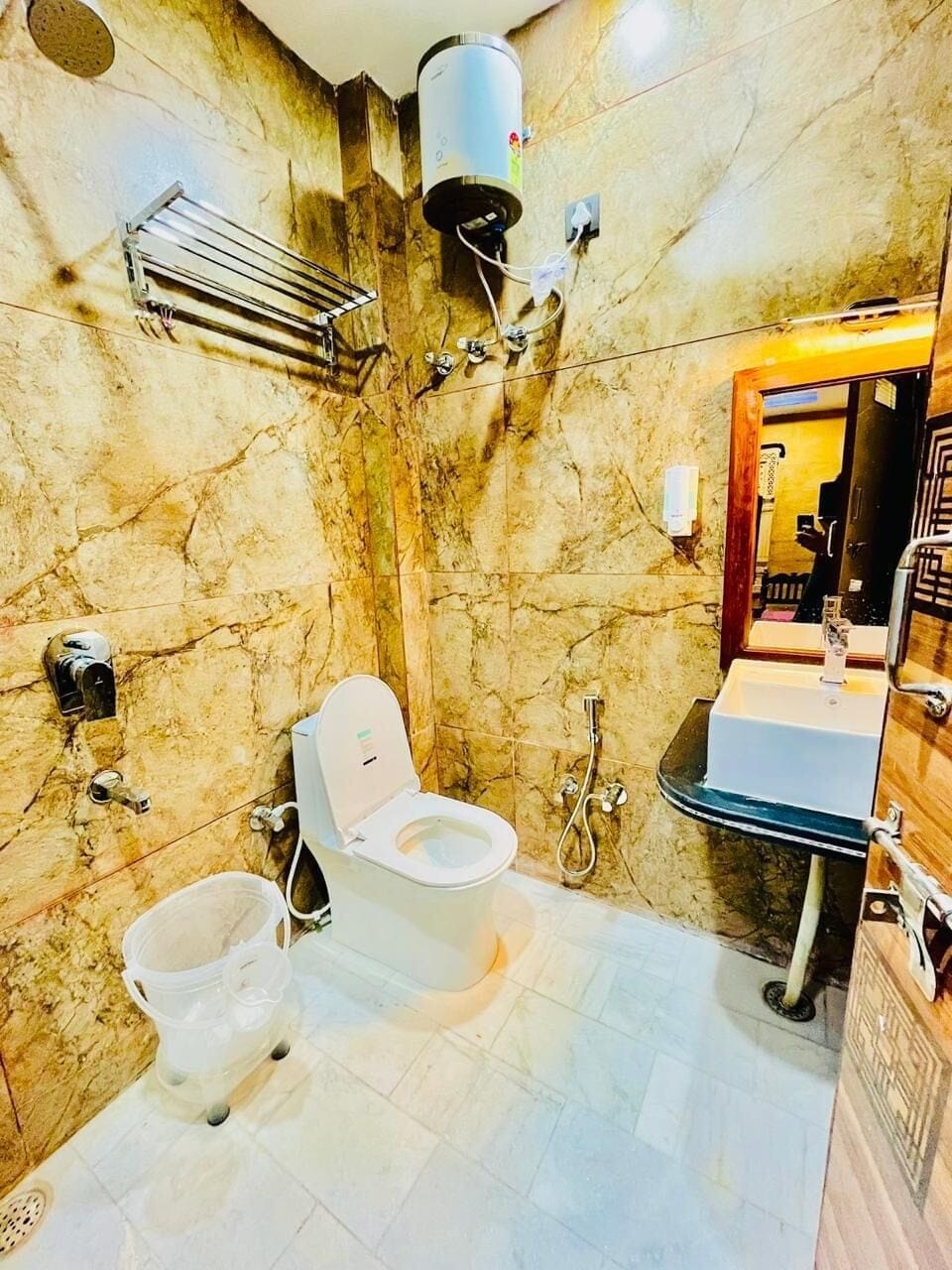 Luxury Double Room | Bathroom | Shower, towels, soap, shampoo