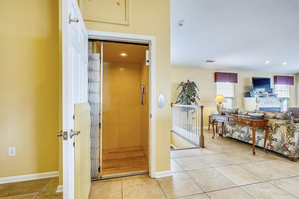 Elevator at Royal Paradise