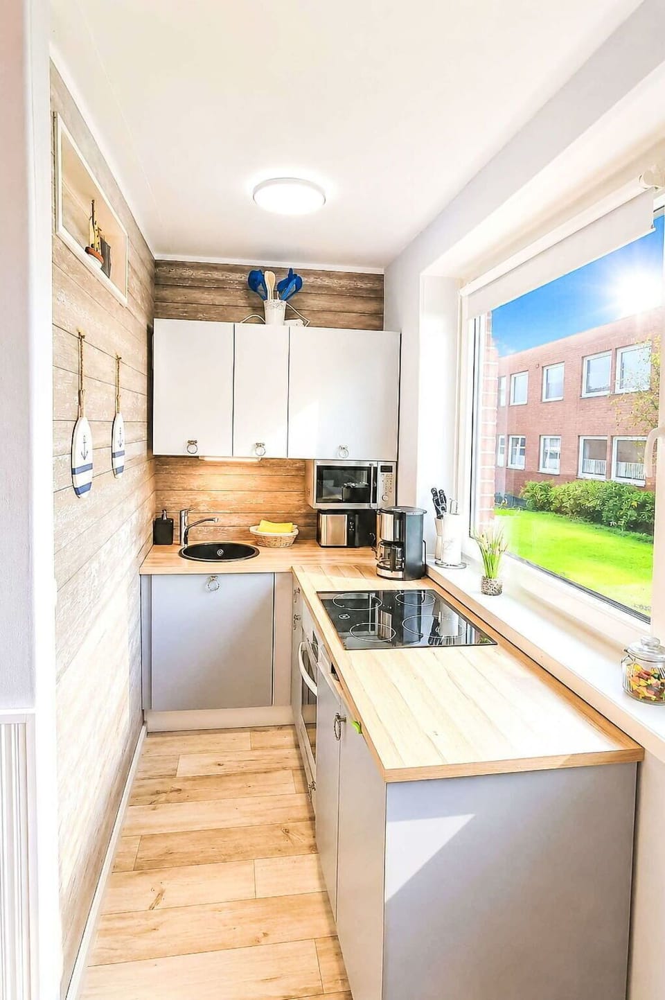 Kitchen Appliance, Kitchen, Countertop, Major Appliance, Furniture, Home Appliance, Interior Design, Cabinetry, Flooring, Wood