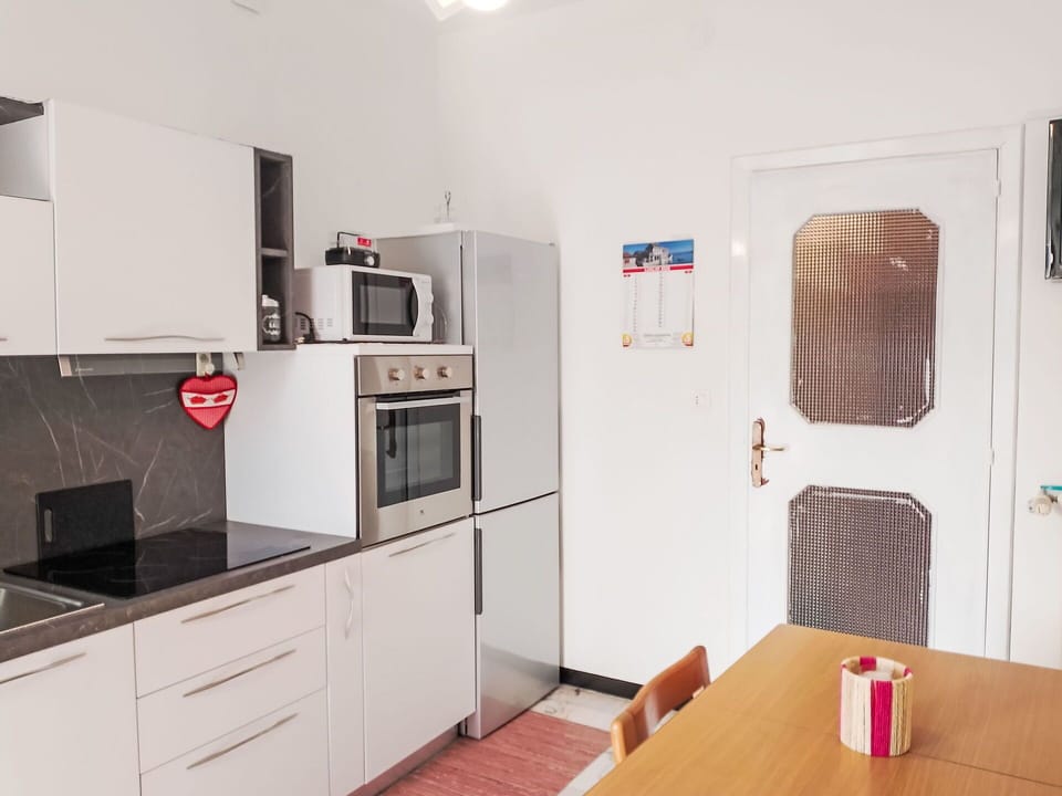 Kitchen Appliance, Major Appliance, Kitchen, Flooring, Countertop, Wood, Interior Design, Floor, Furniture, Cabinetry